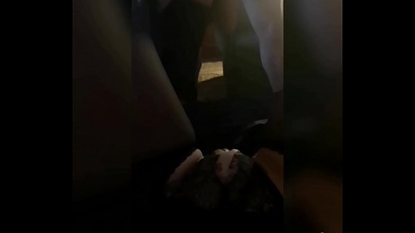 சூடான எம்.ஜே.எம். கணவன் தன் மனைவிக்கு முன்னால் காதலியை வம்பு செய்தான். மனைவியின் புண்டை நனைகிறது, அவளுடைய அழுக்கு கற்பனைகள் மனதை உலுக்கி விடுகின்றன