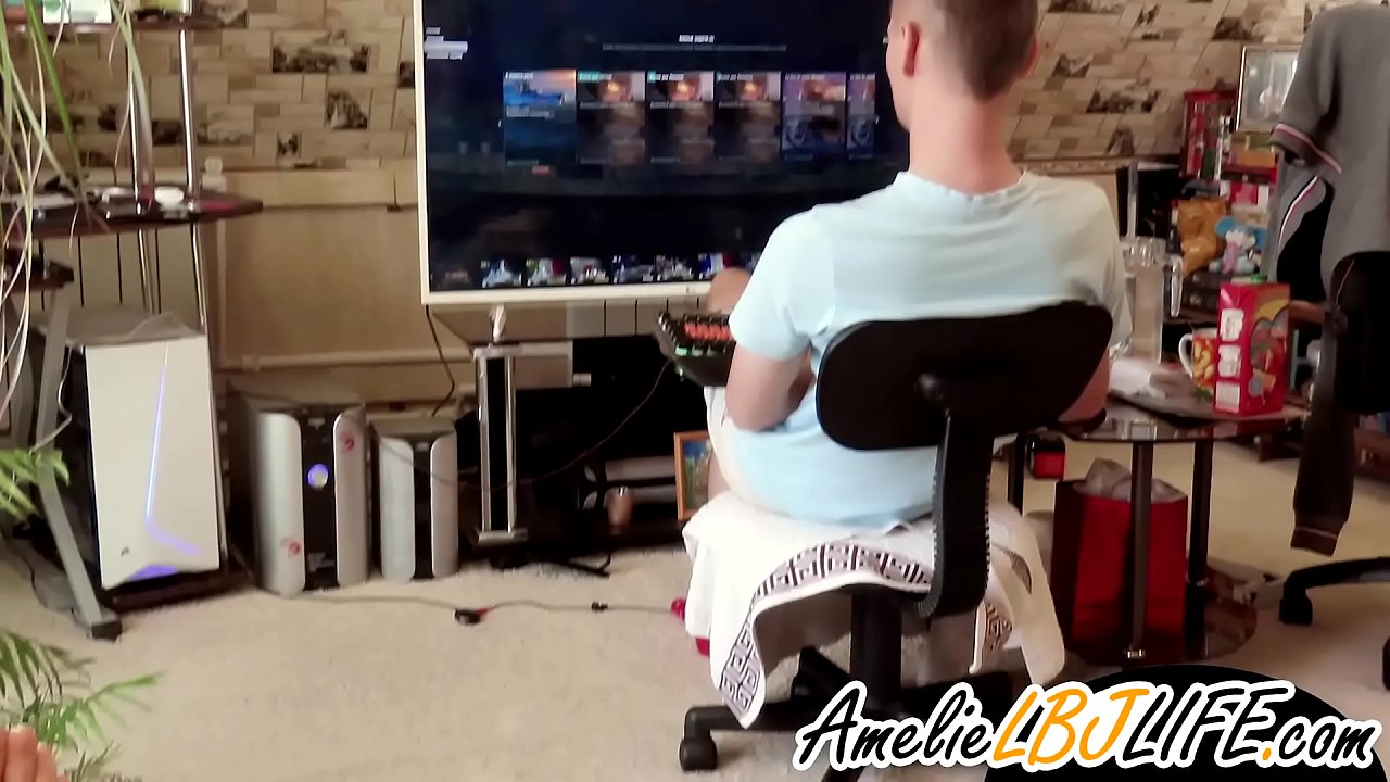 கணனி கேம்களை விளையாட காதலனுக்காக செக்ஸ் பொம்மையுடன் பெண் சுயஇன்பம் செய்கிறாள்