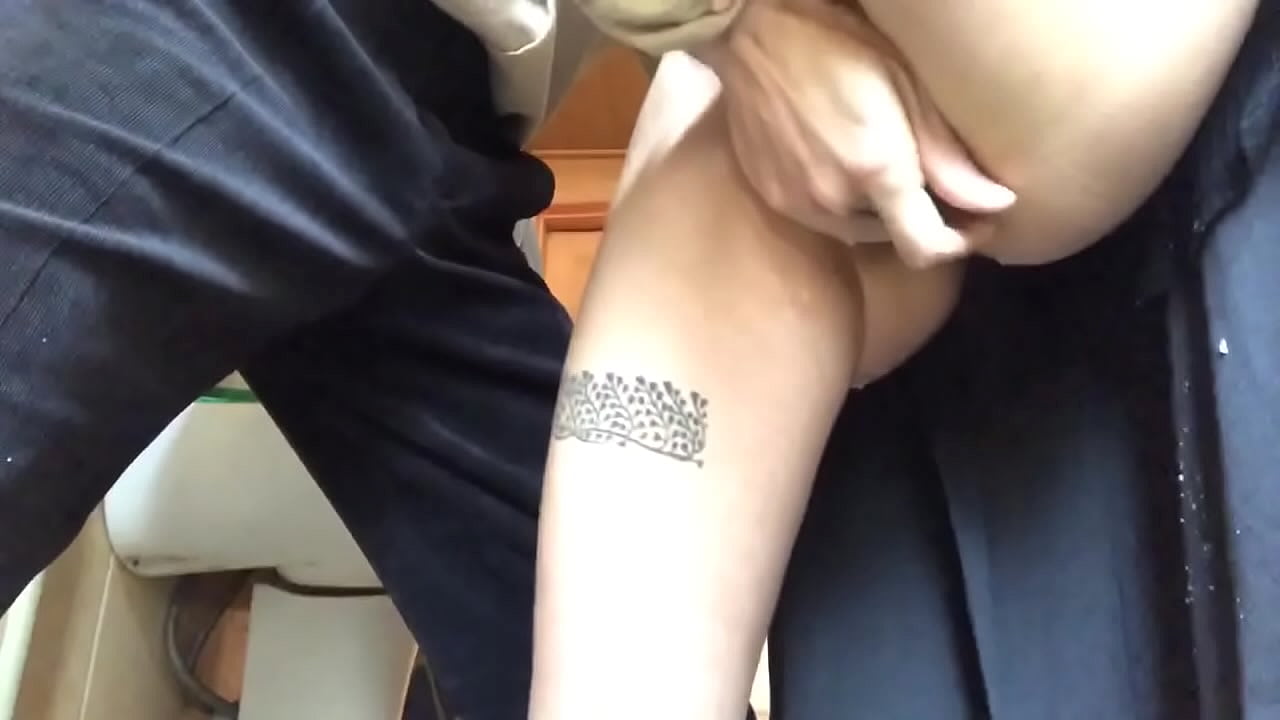 பள்ளிக் குளியலறையில் செதுக்கி, ஒரு உண்மையான நுரை உச்சி - என் ஆசிரியர் தன்னால் முடிந்ததைச் செய்தார்