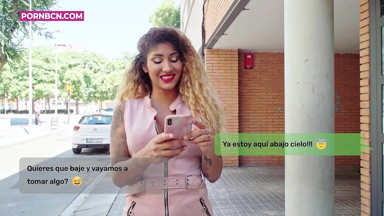 துரோக மனைவி தன் கணவன் வேலை செய்யும் போது தன் இளம் காதலனை கடுமையாக உண்பாள். மார்பகங்கள் மற்றும் பெரிய கழுதையுடன் லத்தீன். வீனஸ் அப்ரோடைட்.