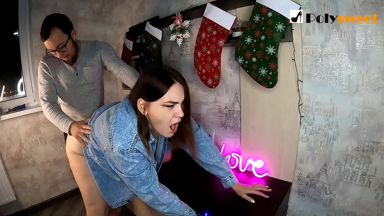 பையன் கழுதையில் போனிடெயிலுடன் ஒரு அழகான பெண்ணை வாய் மற்றும் டிக் கொண்டு மகிழ்ந்தான்