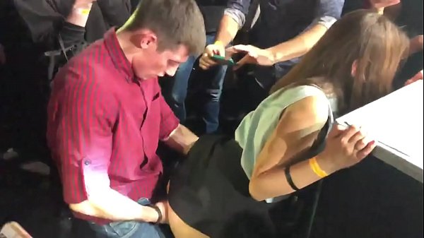 ரஷ்ய இரவு விடுதியில் உண்மையான செக்ஸ். 18 வயது ரஷ்ய பெண் ஆசனவாய் மற்றும் பிறப்புறுப்பில் இரவு விடுதியில் புணர்ந்தார்